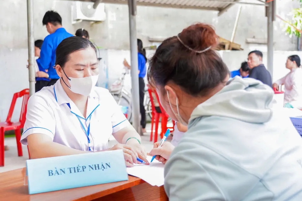 Bác sĩ Bệnh viện Nhân dân Gia Định thăm khám sức khỏe cho người dân phường Tân Thành