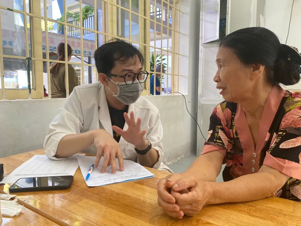 Bác sĩ Bệnh viện Hùng Vương thăm khám cho người dân phường Phước Thắng