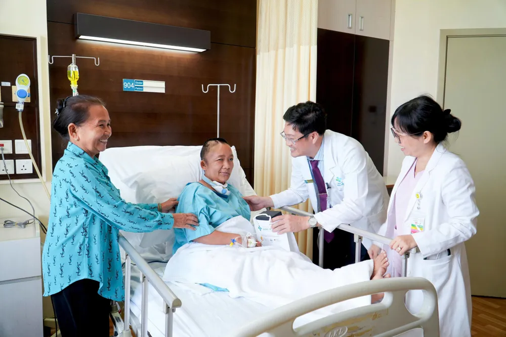 Bác sĩ thăm khám cho người bệnh sau phẫu thuật