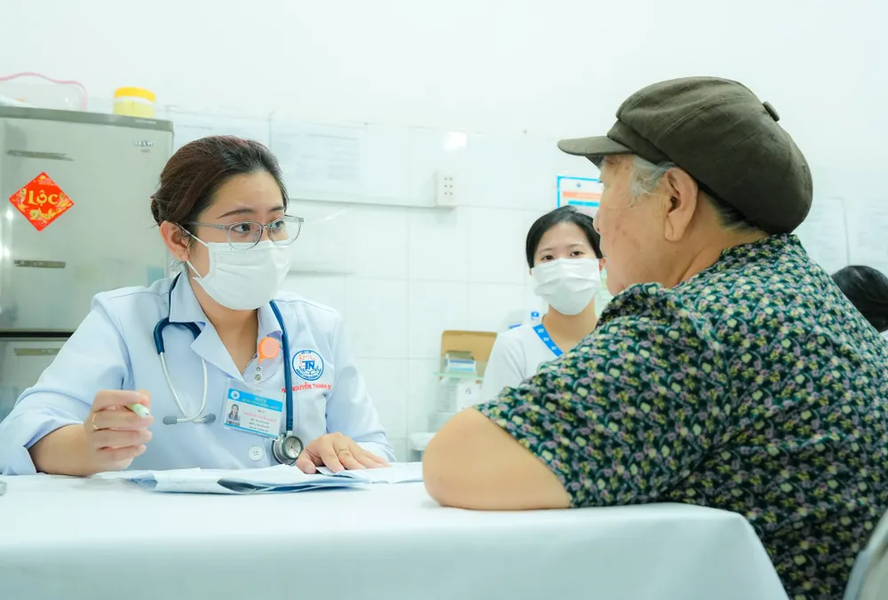 Bác sĩ Bệnh viện Thống Nhất thăm khám cho người dân (Ảnh: BVCC)