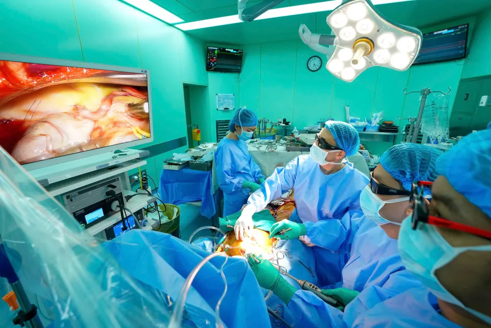 Các bác sĩ Bệnh viện Đại học Y Dược TPHCM phẫu thuật cho người bệnh