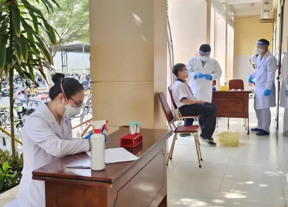 Nhân viên y tế điều tra dịch tễ học sinh tiếp xúc gần với ca viêm não mô cầu tại Trường THCS Hai Bà Trưng (xã Hiệp Phước) (Ảnh: SỞ Y TẾ TPHCM)
