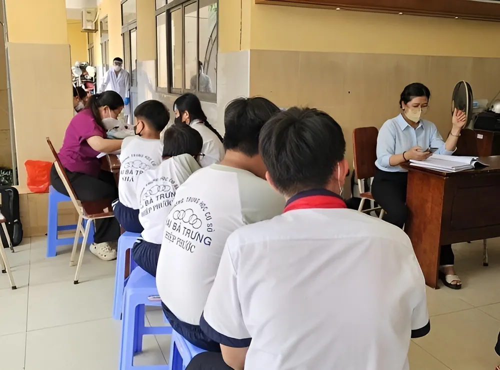 Nhân viên y tế điều tra dịch tễ các trường hợp tiếp xúc với ca mắc viêm não mô cầu tại Trường THCS Hai Bà Trưng (xã Hiệp Phước)