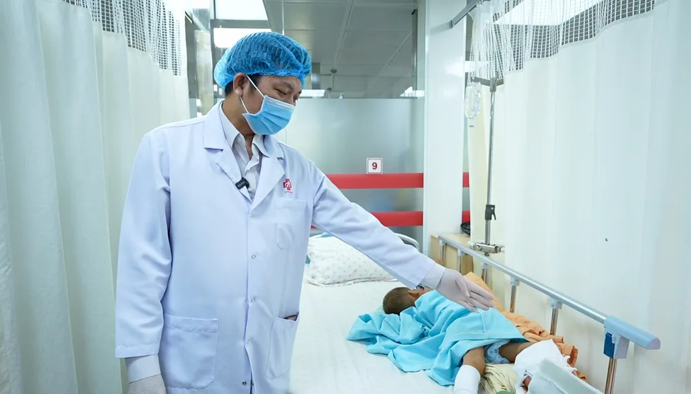 Bs tài khám tại giường.jpg