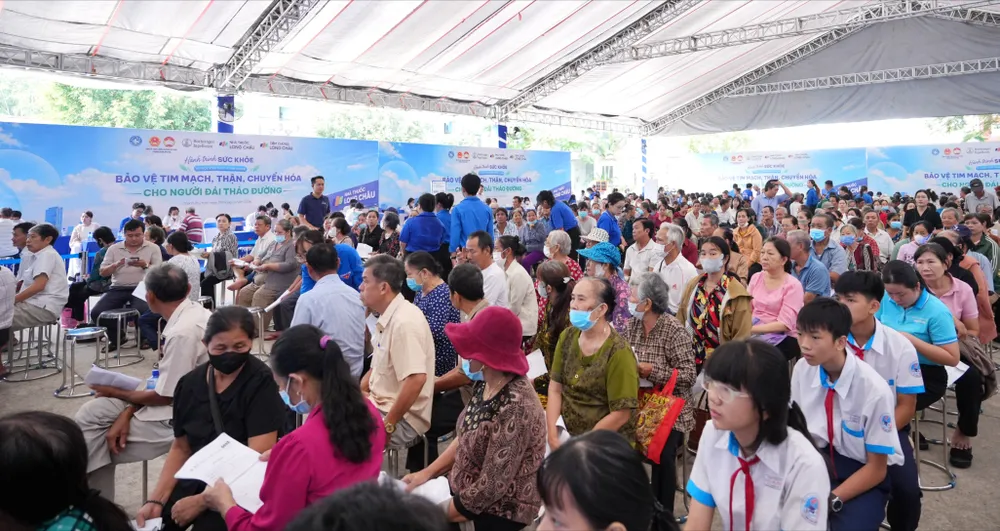 Đông đảo người dân Phường Chánh Phú Hòa chờ khám, tầm soát bệnh 