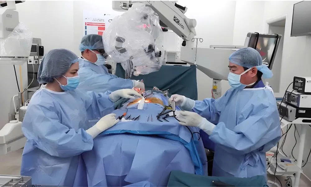 Các bác sĩ Bệnh viện Hoàn Mỹ Sài Gòn phẫu thuật cho người bệnh