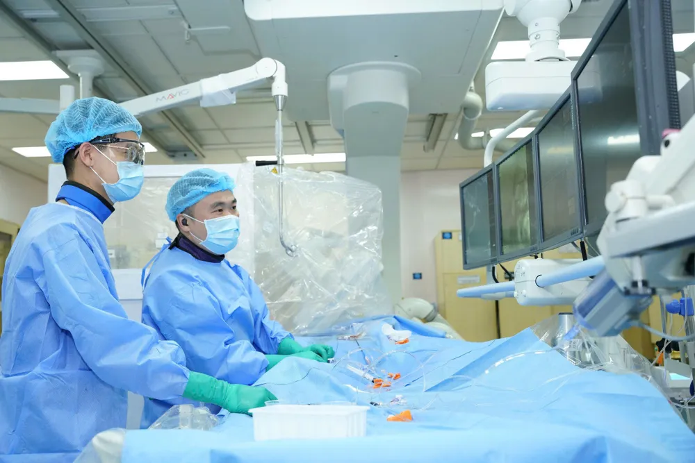 Các bác sĩ đang phẫu thuật điều trị túi phình động mạch não cho người bệnh
