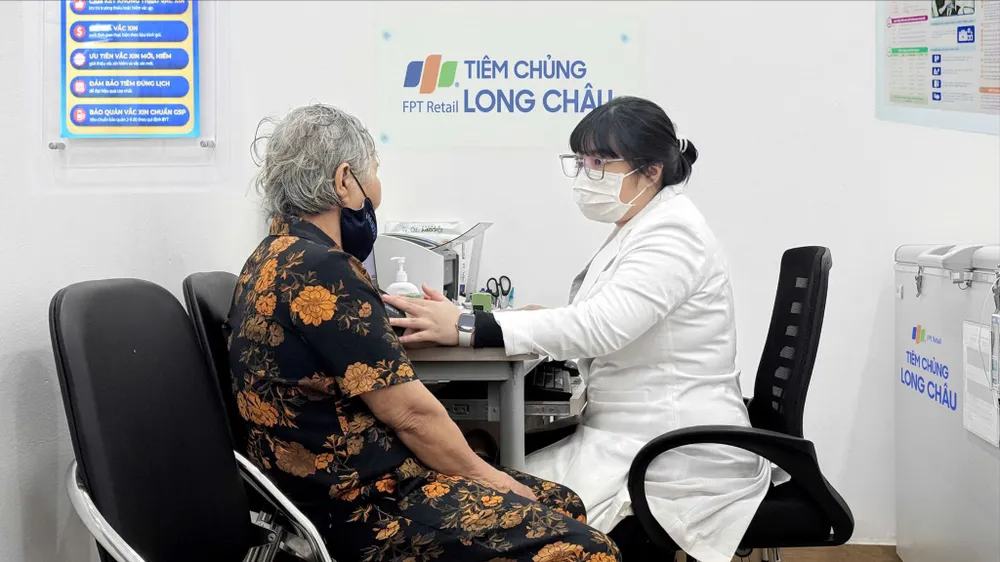 Người dân tiêm vaccine cúm tại một trung tâm tiêm chủng