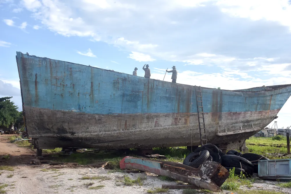 tháo dỡ tàu cá.jpg