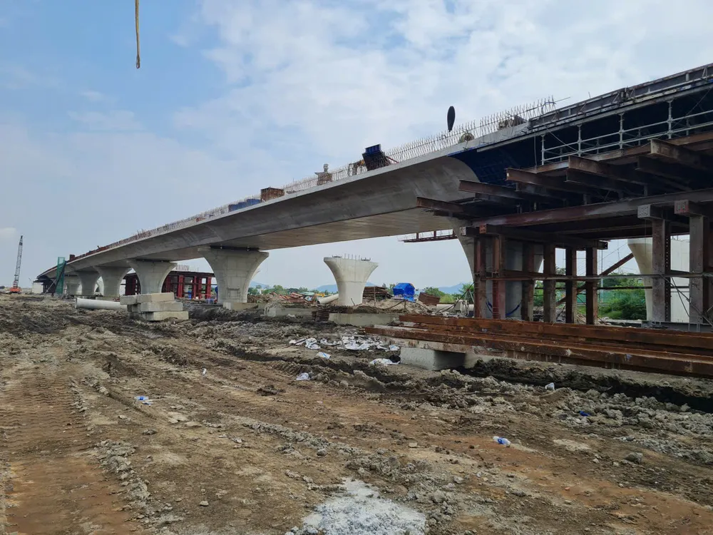 cầu dẫn trên cao.jpg