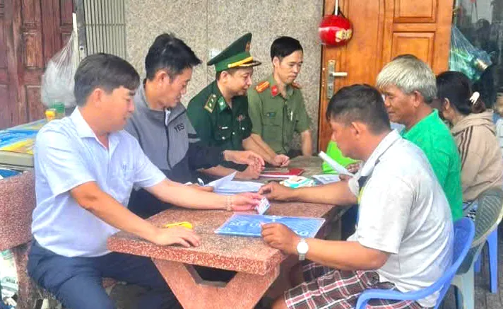 Ông Nguyễn Minh Tâm, Phó Chủ tịch UBND xã Long Hải (bìa trái) cùng đoàn tuyên truyền IUU tại nhà một ngư dân trên địa bàn xã