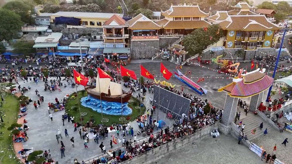 Du khách về tham gia lễ hội Dinh Cô.