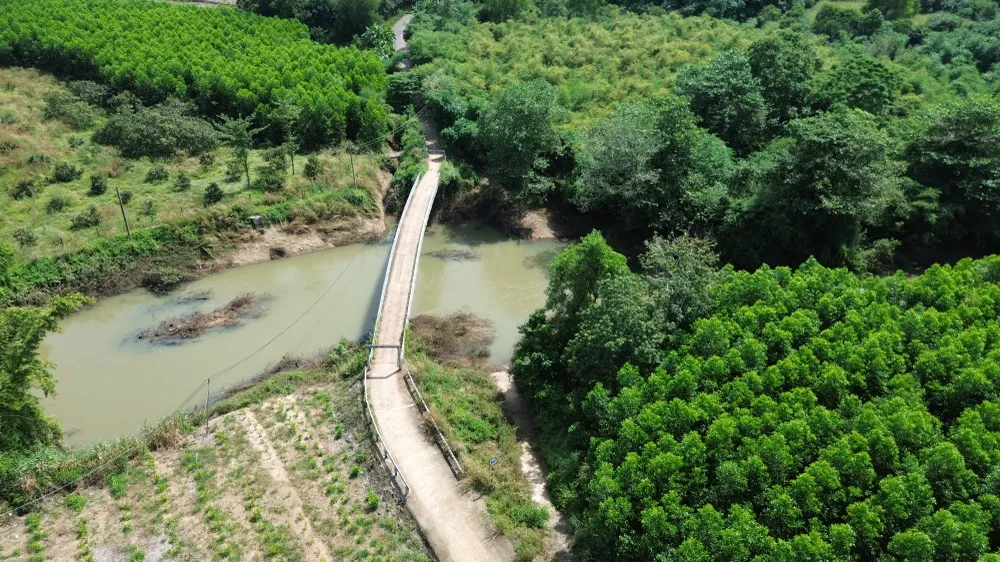 Cây cầu bắc qua sông Ray, nối xã Xuân Sơn và xã Hòa Hội