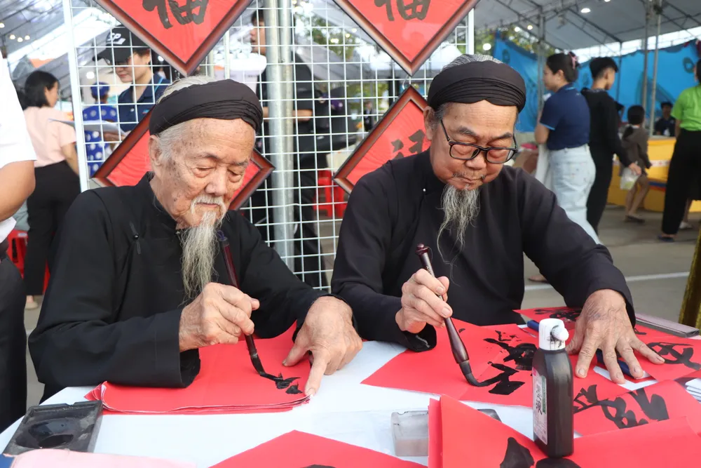 Vẽ liễn, nét văn hóa đặc trưng của Nhà Lớn Long Sơn