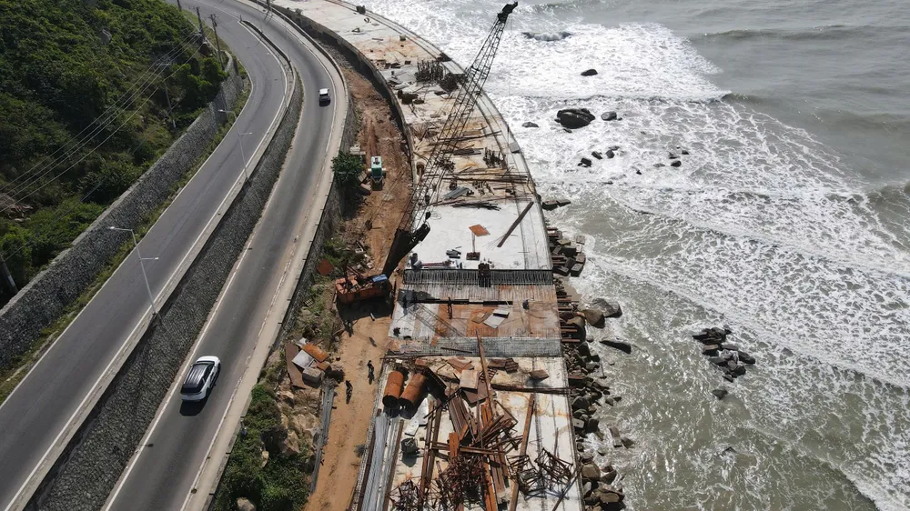 Công trình cầu cạn mũi Kỳ Vân đang được khẩn trương thi công.