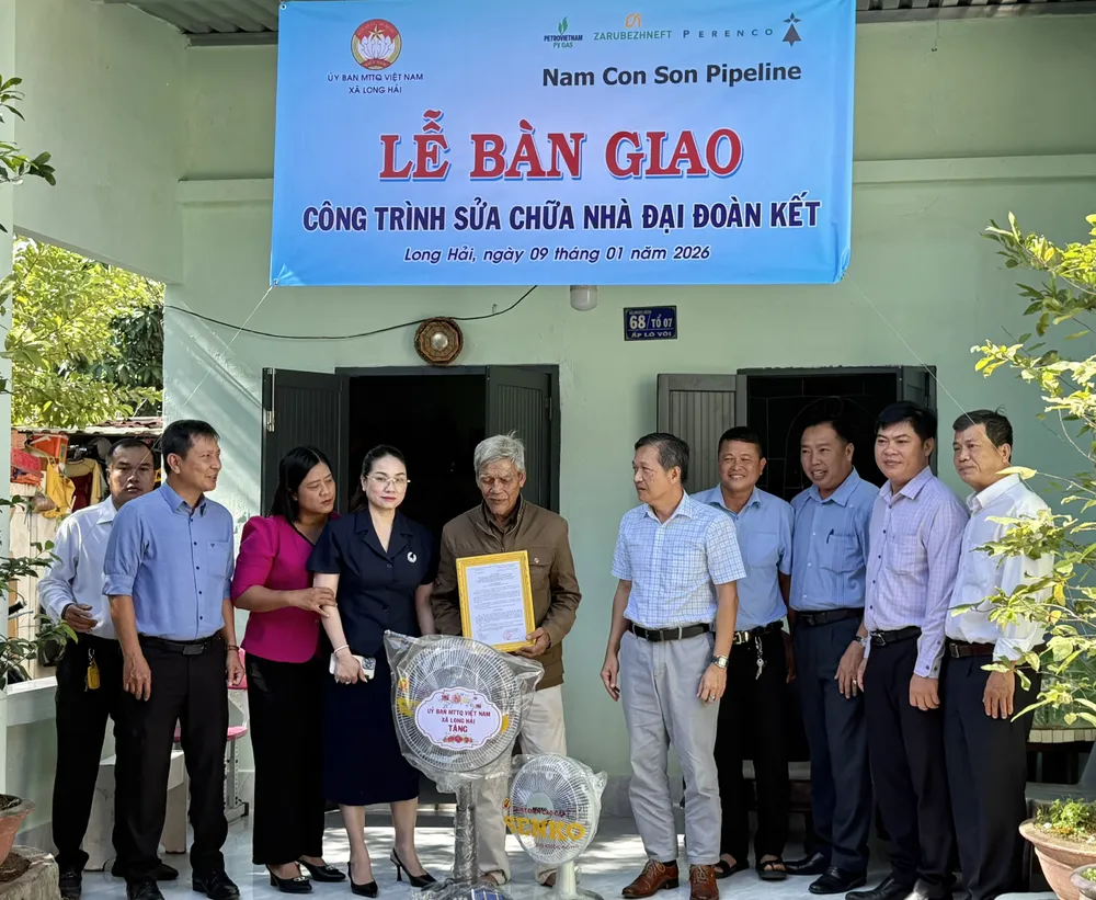 Bàn giao công trình nhà Đại đoàn kết sau khi sửa chữa cho gia đình ông Danh Dọi (tổ 7, ấp Lò Vôi)