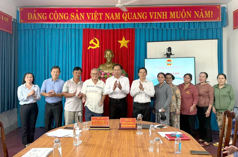 Lãnh đạo Hội Nông dân TPHCM và Hội Nông dân xã Long Hải tại lễ trao vốn