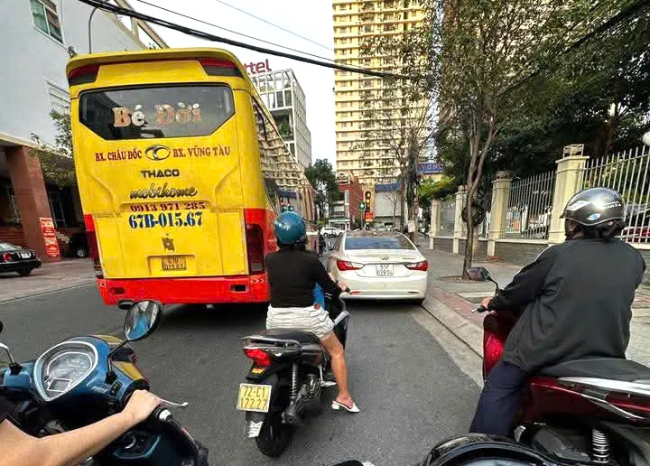 Xe gắn máy không thể di chuyển khi được rẽ phải về hướng đường Lê Hồng Phong khi đèn tín hiệu đỏ.