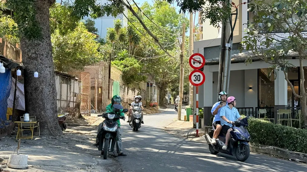 Đường Hải Đăng lên núi Nhỏ – Tao Phùng đã cắm biển báo cấm