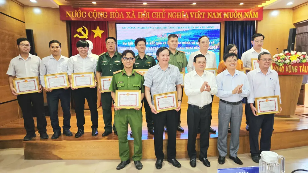 trao giấy khen cho các phường VT PT RD TT LS.jpg