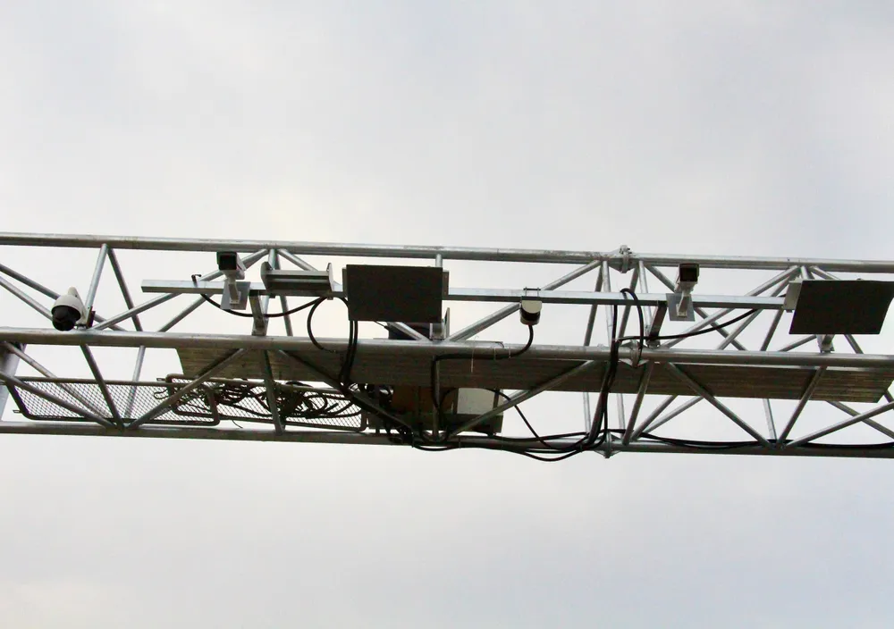 Các thiết bị thu phí không dừng đã lắp đặt lên giá long môn