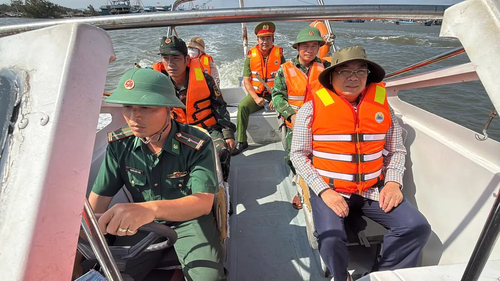 Lãnh đạo xã Long Hải, đại diện Biên phòng, Công an đi kiểm tra thực địa các vị trí tàu cá không đủ điều kiện neo đậu trên sông