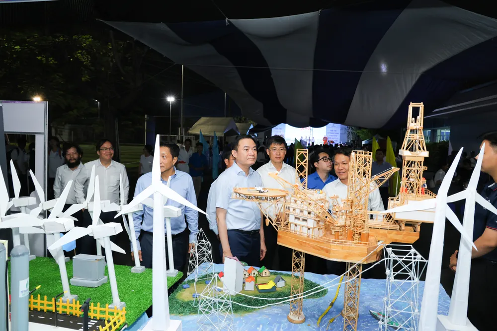 Ông Lê Ngọc Sơn, Chủ tịch HĐTV Tập đoàn Công nghiệp - Năng lượng quốc gia Việt Nam tham quan gian trưng bày mô hình giàn khoan, điện gió ngoài khơi trưng bày tại ngày hội