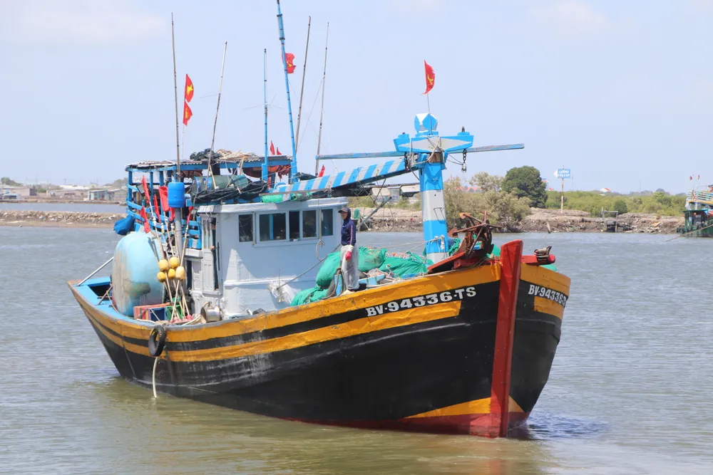 Tàu cá ngư dân xã Long Hải vươn khơi