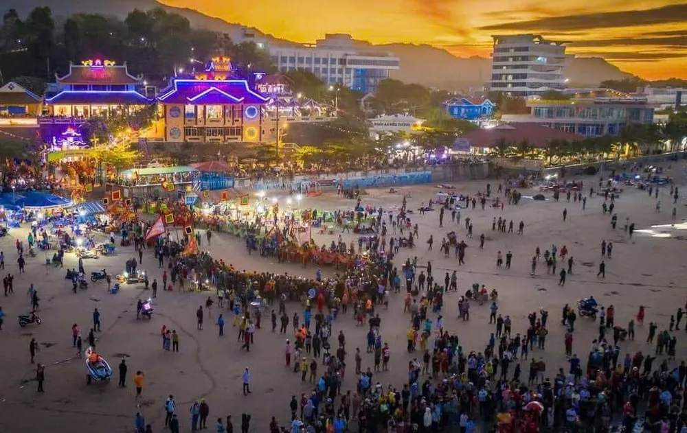 Từ sáng sớm đông đảo người dân các làng chài ven biển Long Hải và du khách tập trung tại bãi biển Long Hải.