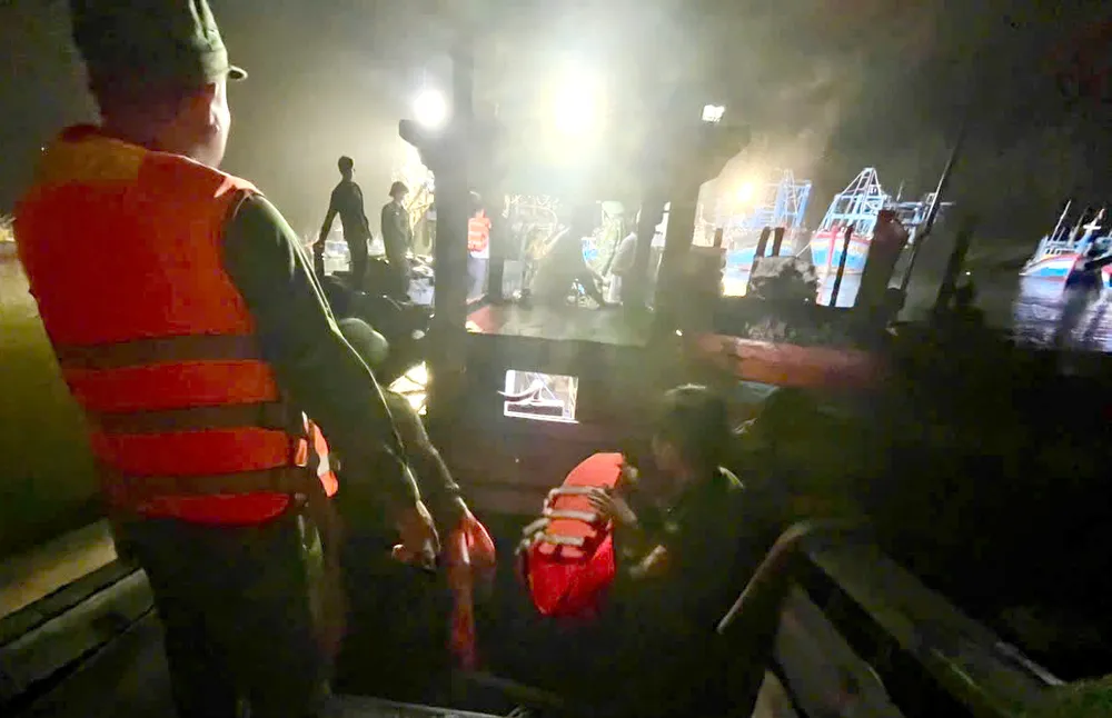Đồn Biên phòng Bình Châu và các lực lượng tham gia dập tắt đám cháy trên tàu cá