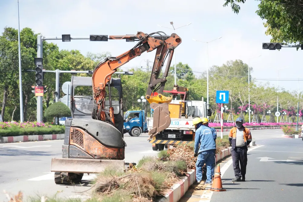 Các đơn vị thi công tại hiện trường sáng 30-3