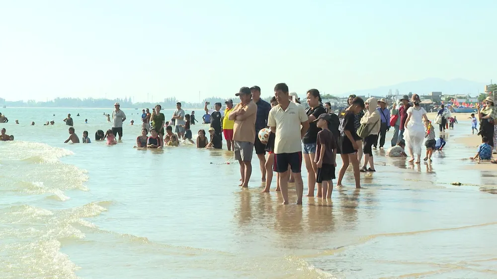 Khách du lịch tham dự lễ hội Dinh Cô - Long Hải (tháng 3-2026)