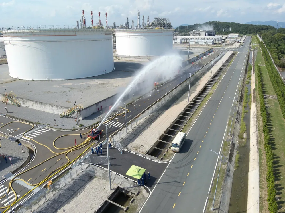 Tổ hợp hóa dầu miền Nam.