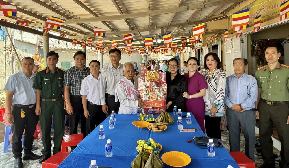 Lãnh đạo xã Long Hải tặng quà, chúc tết đồng bào Khmer đang sinh sống tại ấp Hải Phong 1