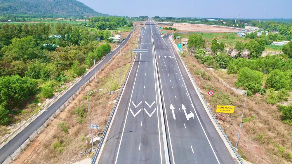 Một đoạn cao tốc đã có biển báo, điện chiếu sáng hoàn chỉnh.