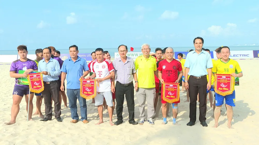 Trao cờ lưu niệm cho đại diện các đội dự giải