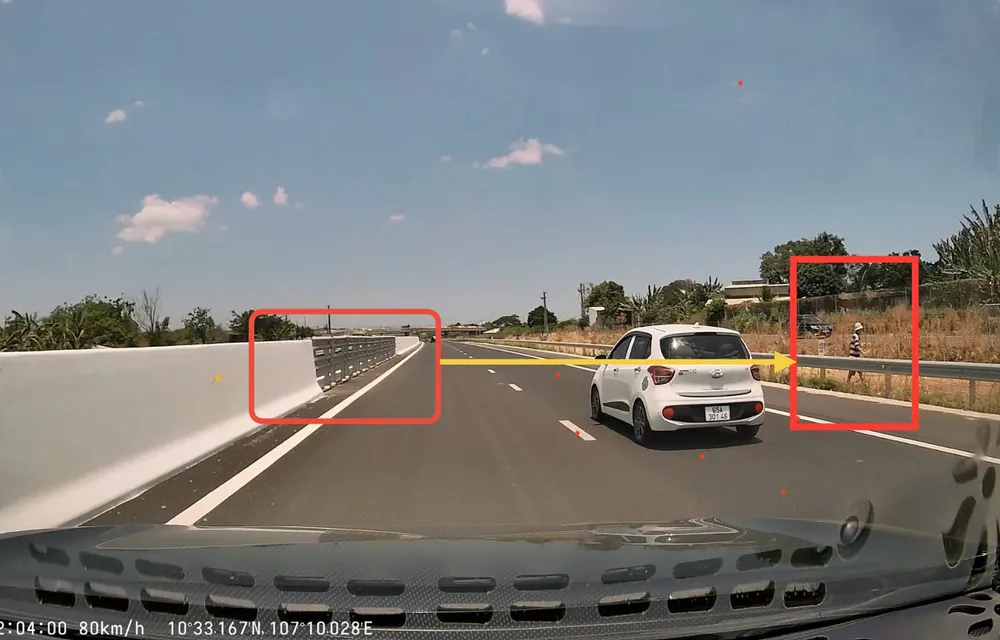 Hình ảnh người dân băng qua đường từ camera hành trình xe ô tô lưu thông trên cao tốc ghi lại