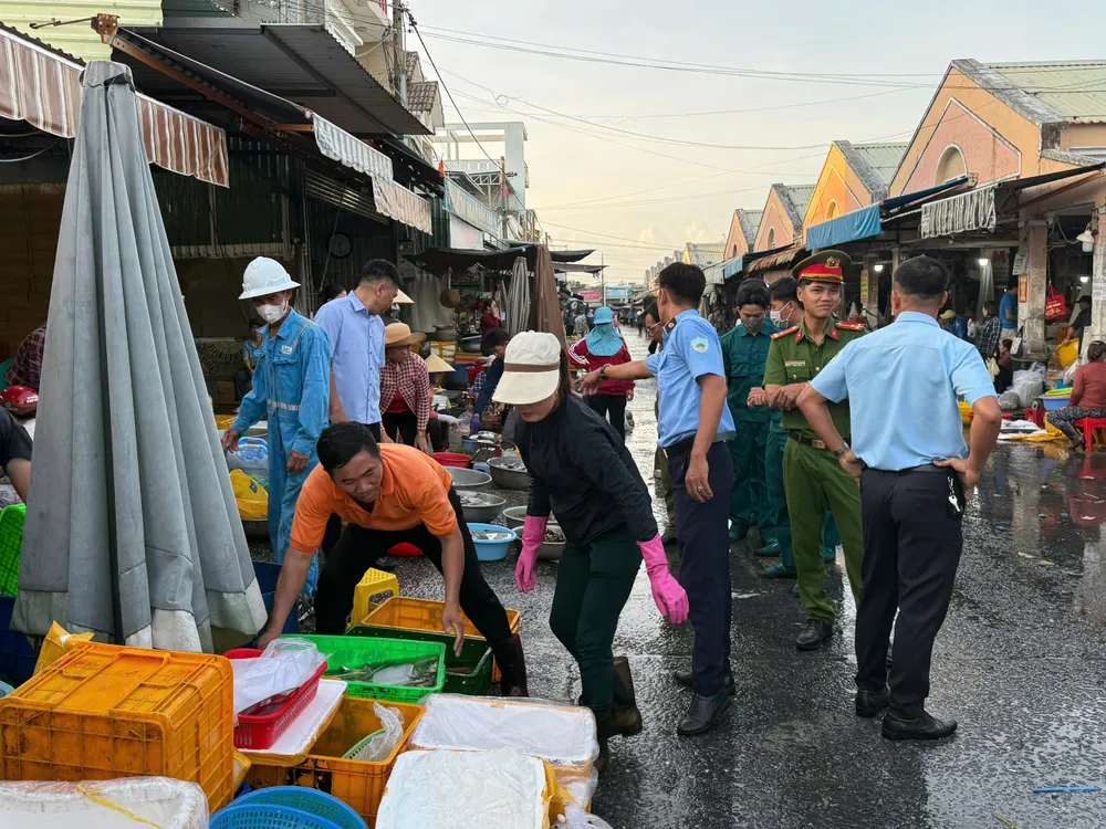 Chấn chỉnh tình trạng buôn bán lấn chiếm lòng lề đường ở chợ Long Hải