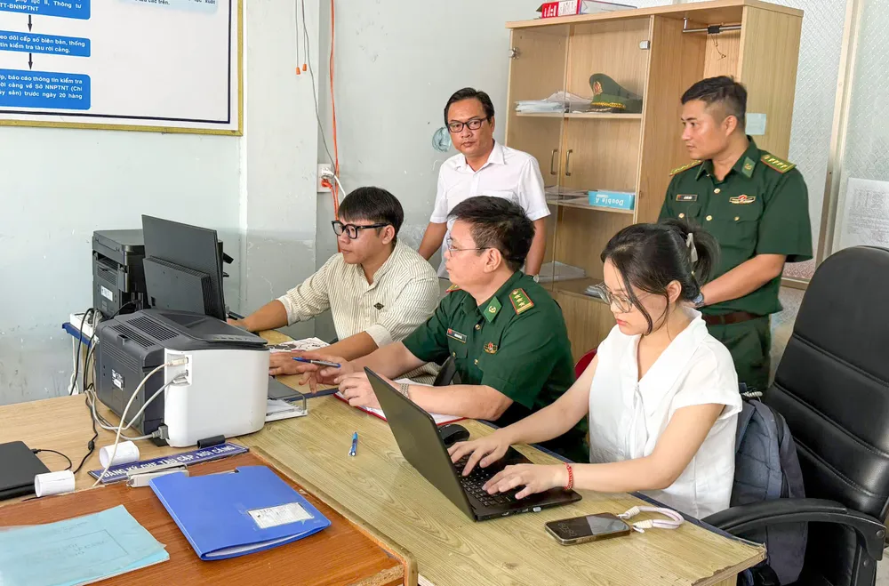 Đoàn công tác khảo sát việc vận hành Hệ thống truy xuất nguồn gốc thủy sản khai thác điện tử (eCDT) và Hệ thống giám sát tàu cá tại Cảng Tân Phước
