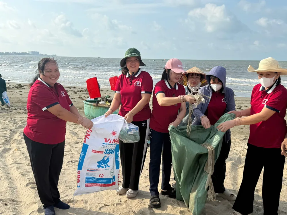 Dọn rác làm sạch bãi biển