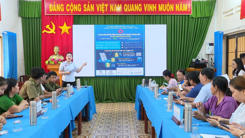 Các thành viên tổ công nghệ số cộng đồng các ấp tham gia buổi tập huấn.