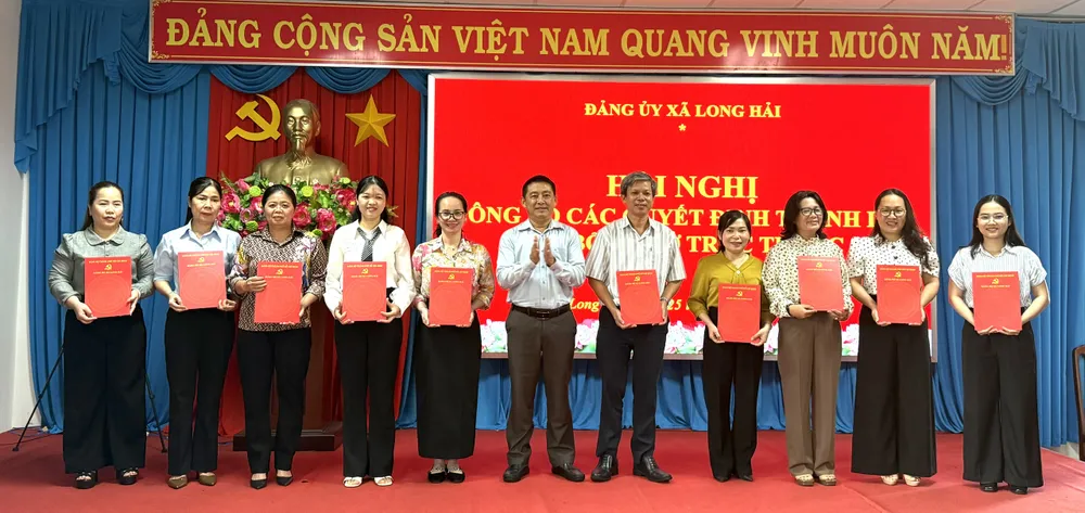 Trao quyết định thành lập các chi bộ cơ sở.