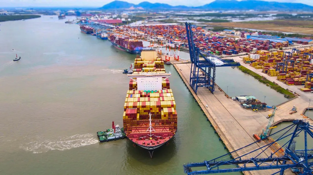 Tàu MSC La Spezia thuộc tuyến dịch vụ Sentosa cập cảng SSIT làm hàng. Ảnh: THÀNH HUY