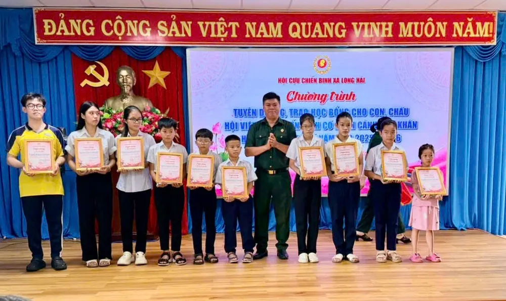 Trao học bổng cho học sinh vượt khó, học giỏi. Ảnh: THÀNH HUY