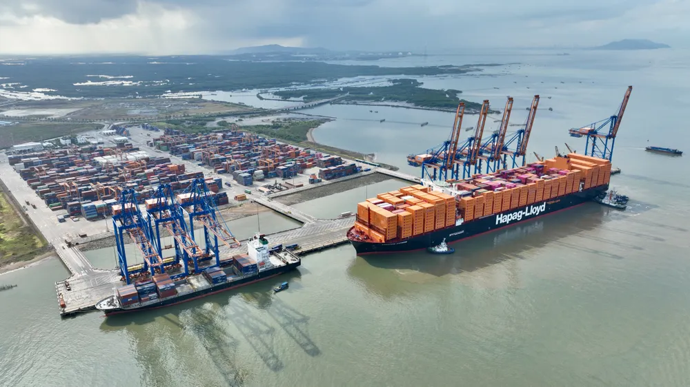 Tàu Singapore Express của Hãng Tàu Hapagloyd cập cảng Gemalink.jpg