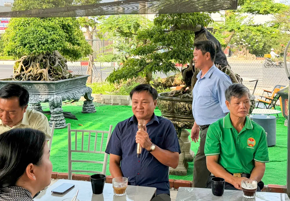 Hội viên phát biểu tại buổi “Cà phê cùng nông dân”