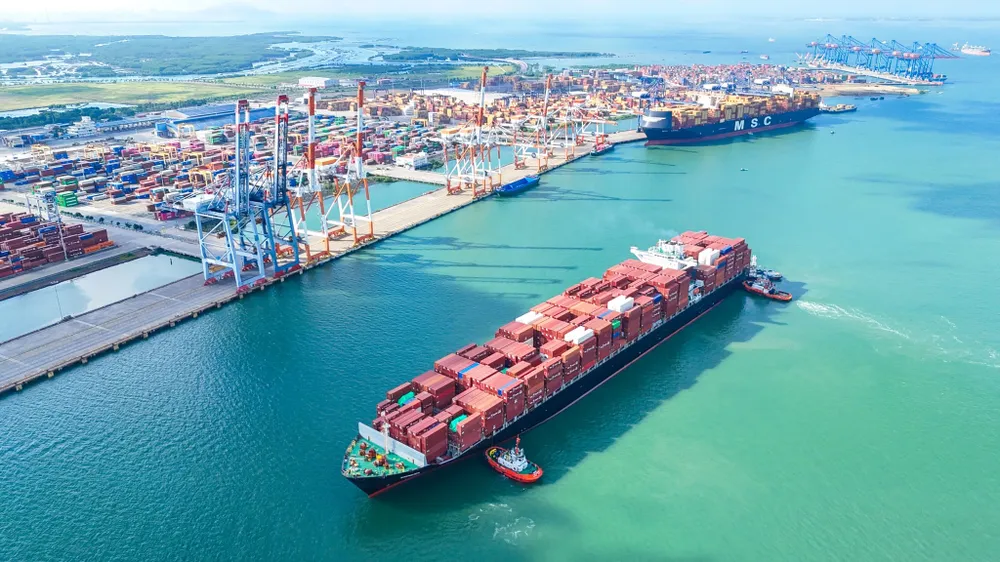 Tàu Zim Shenzhen vào bến chung giữa CMIT-TCTT