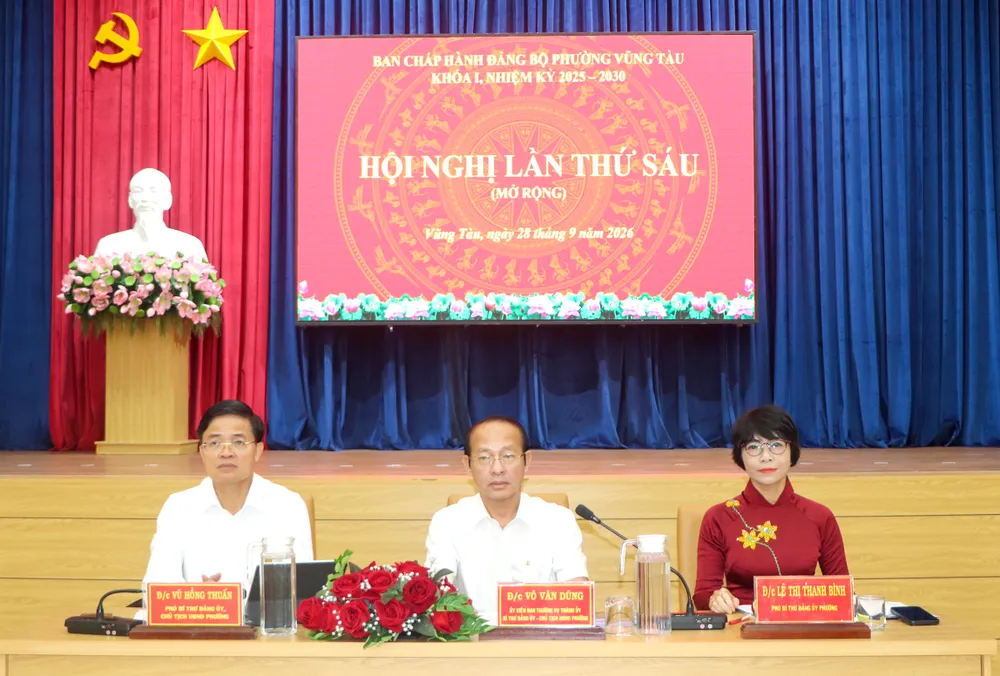 Các đồng chí trong Ban Thường vụ Đảng ủy phường Vũng Tàu đồng chủ trÌ hội nghị. Ảnh: THÀNH HUY