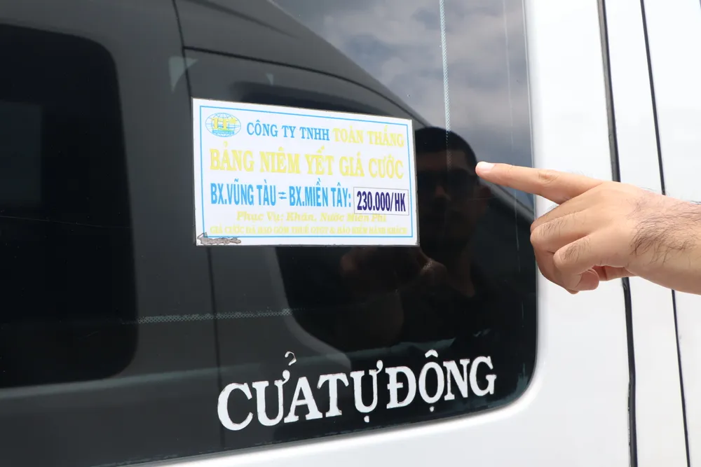 Ngay cửa xe lên xuống hành khách có niêm yết giá rõ ràng.JPG