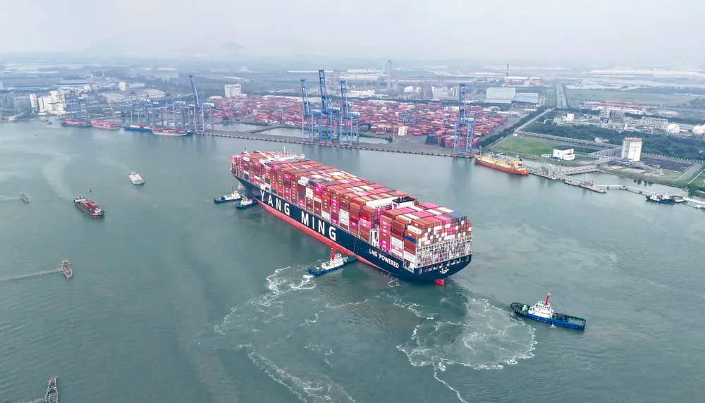 Tàu YM WAYFINDER với chiều dài gần 365m đang được các tàu lai dắt đưa vào cảng TCIT. Ảnh: THÀNH HUY